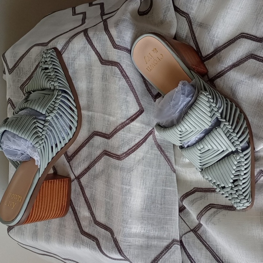 Women's crown and ivy size 71/2, color piper Gray sandals